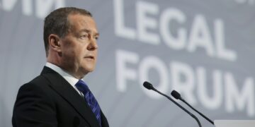 De koning van de kippenren: Macron Medvedev de betreurenswaardige vogel