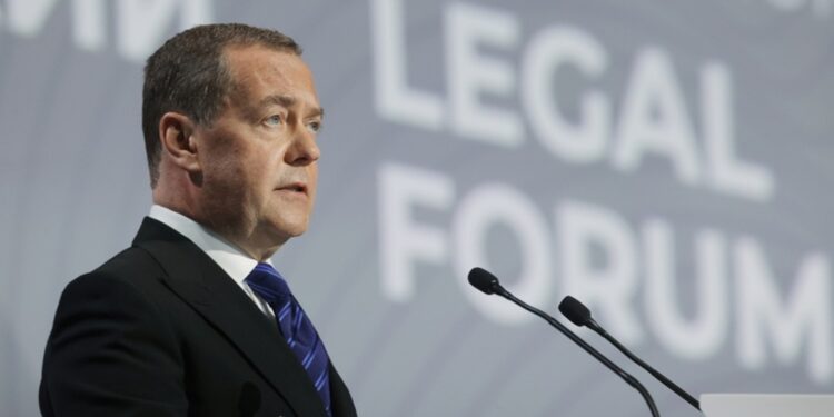 De koning van de kippenren: Macron Medvedev de betreurenswaardige vogel