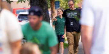 Dader schiet met drie wapens op studenten – twee kinderen van 8 en 10 jaar dood