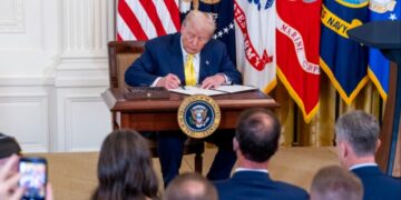 Trump beëindigt subsidies voor zonnepanelen-installaties ter waarde van $ 7 miljard