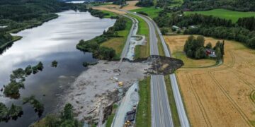 Noors landschap verwoest door instorting snelweg en spoorweg