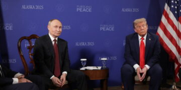 De lichaamstaal van Trump: Manspreading, glimlachen en handdrukken onthuld