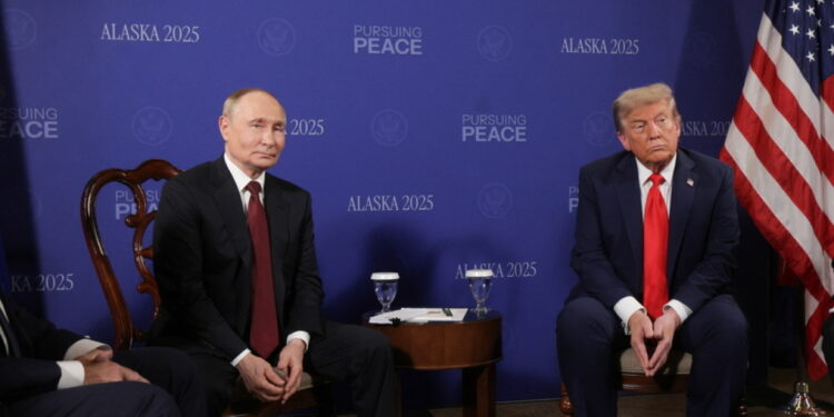 De lichaamstaal van Trump: Manspreading, glimlachen en handdrukken onthuld