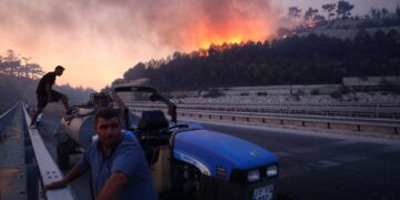 2.000 inwoners geëvacueerd vanwege grote brand in Tsanakale