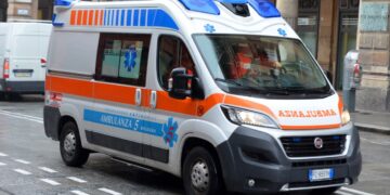 Baby van 18 maanden in Italië valt uit auto en belandt in ziekenhuis