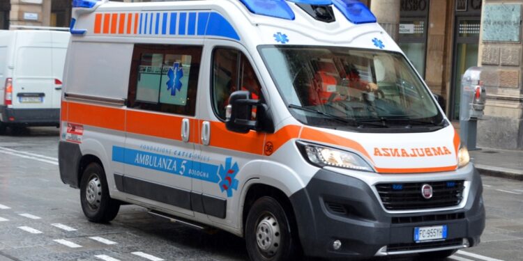 Baby van 18 maanden in Italië valt uit auto en belandt in ziekenhuis