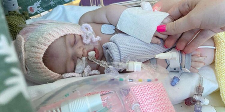 Wetenschappers prijzen revolutionaire behandeling voor zeldzame aandoening bij baby’s.