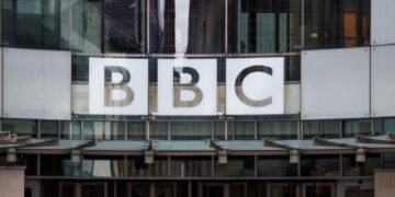 BBC moet onafhankelijkheid van politici behouden, zegt Observer-hoofdredacteur.