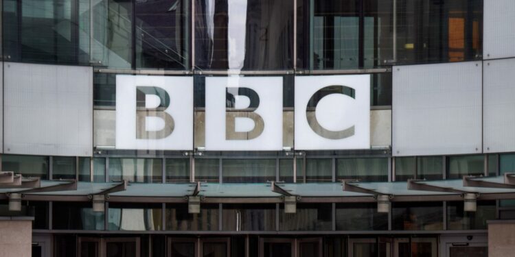 BBC moet onafhankelijkheid van politici behouden, zegt Observer-hoofdredacteur.