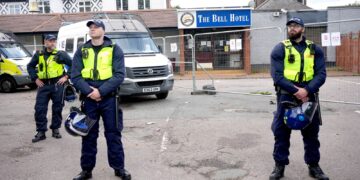 Labour valt in politieke valkuil met huisvesting asielzoekers in hotels.