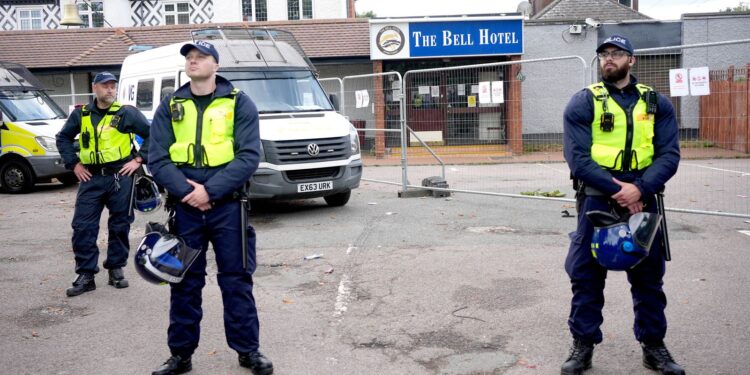 Labour valt in politieke valkuil met huisvesting asielzoekers in hotels.