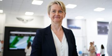 Meer transparantie nodig bij politie over verdachten, aldus minister van Binnenlandse Zaken.