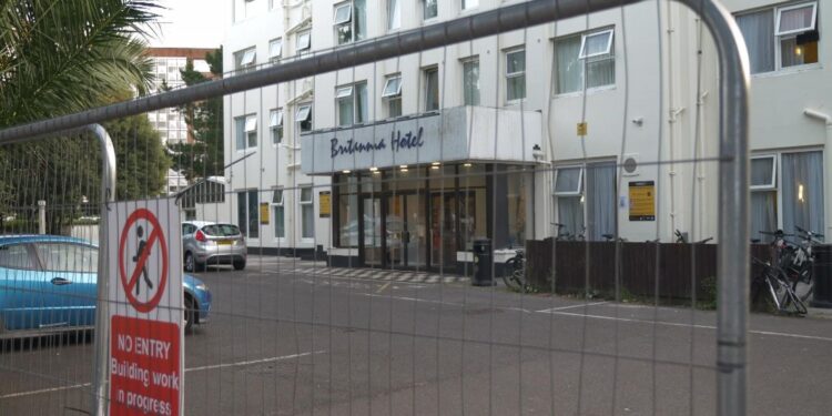 Stijging aantal asielzoekers in hotels onder Labour met 8%