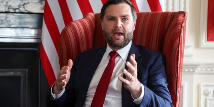 JD Vance waarschuwt voor beperkingen op vrije meningsuiting in VK tijdens ontmoeting met David Lammy.