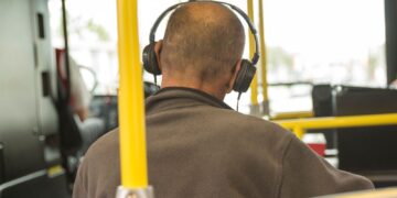 Tories willen verbod op harde muziek in het openbaar vervoer.