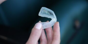 Flitsende mondbeschermers: oplossing voor veiligheidsprobleem in sport?