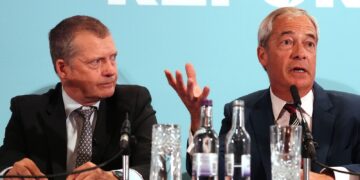 Farage herziet plannen voor deportatie vrouwen en kinderen.