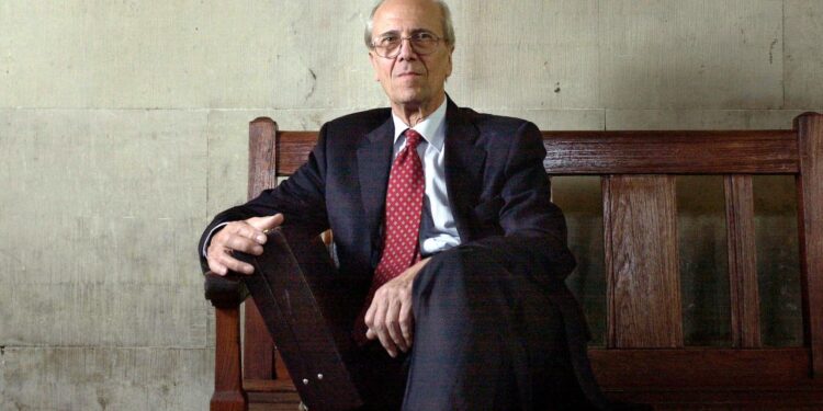 Tory prominenten eren Lord Tebbit bij begrafenis, Eurofielen afwezig.