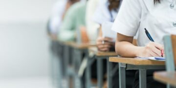 Ouders moeten helpen bij aanpak van gedrag schoolkinderen, zegt minister van Onderwijs
