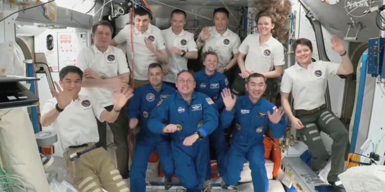 SpaceX brengt nieuwe bemanning naar ISS in recordtijd van 15 uur, maar blijft achter bij Russisch record.