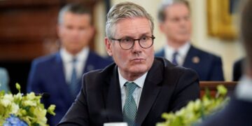 Starmer onder druk door immigratie: extreemrechts ‘aangemoedigd’ door MP.