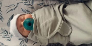 Recordbaby geboren uit oudste embryo ooit