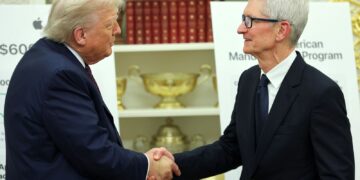 Trump kondigt meer tarieven aan en prijst ‘belangrijke stap’ van Apple.