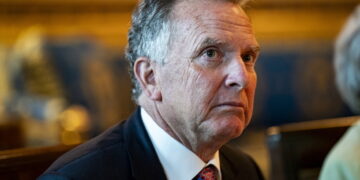 Whitkov bespreekt wapenstilstandplan met Qatar in Spanje