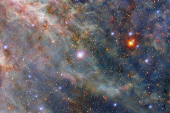 Hubble ontdekt gigantische nieuwe sterrenplant