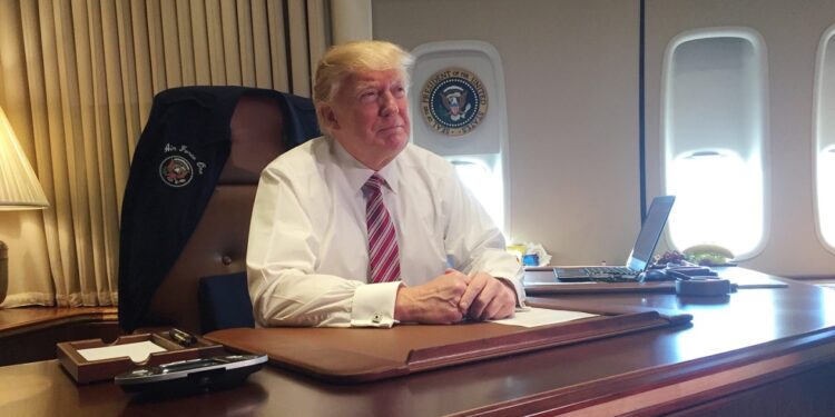 Trump wil territoriumuitwisseling met Oekraïne bespreken tijdens ontmoeting met Poetin in Alaska.