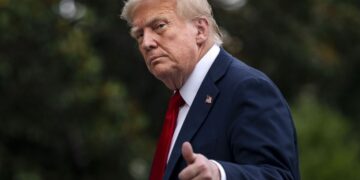 Trump verbiedt verbranding Amerikaanse vlag en dreigt met deportatie van immigranten