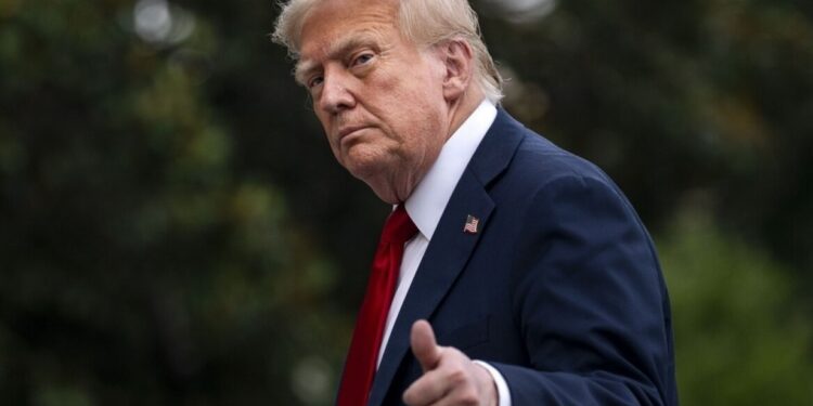 Trump verbiedt verbranding Amerikaanse vlag en dreigt met deportatie van immigranten