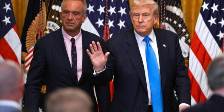 Trump stopt financiering mRNA-vaccin: Kennedy kondigt beëindiging van investeringen aan.