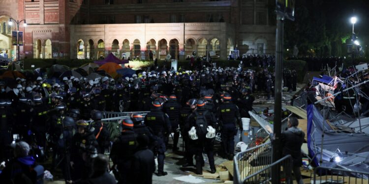 Eis van $1 miljard van Universiteit Californië voor Trump