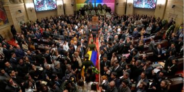 Eerbetoon aan vermoorde senator Uribe door duizenden Colombianen