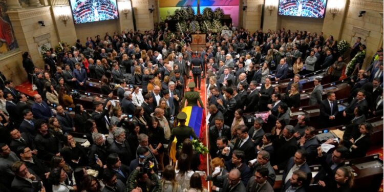 Eerbetoon aan vermoorde senator Uribe door duizenden Colombianen