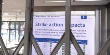 Economische impact Londense metrostaking: Simon Calder onderzoekt kosten.