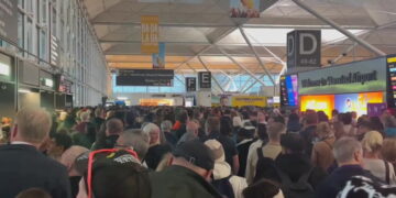 Chaotische taferelen op Stansted Airport na brand in vertrekhal