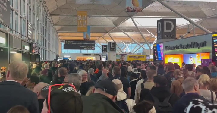 Chaotische taferelen op Stansted Airport na brand in vertrekhal