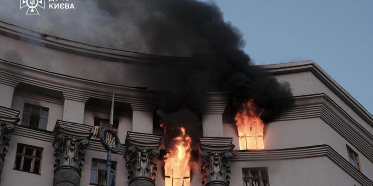 Russische aanval op Oekraïens overheidsgebouw met Iskander-raket.