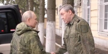 Poetin bezoekt militaire scholen in Rusland en Wit-Rusland