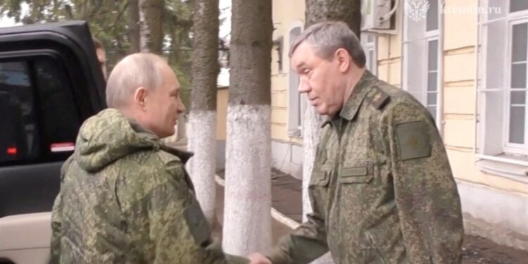 Poetin bezoekt militaire scholen in Rusland en Wit-Rusland