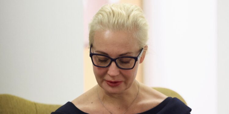 Vrouw Navalny klaagt aan: laboratoriumtests wijzen op vergiftiging