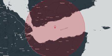 Raket treft vrachtschip in haven van Aden