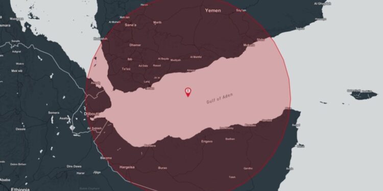 Raket treft vrachtschip in haven van Aden