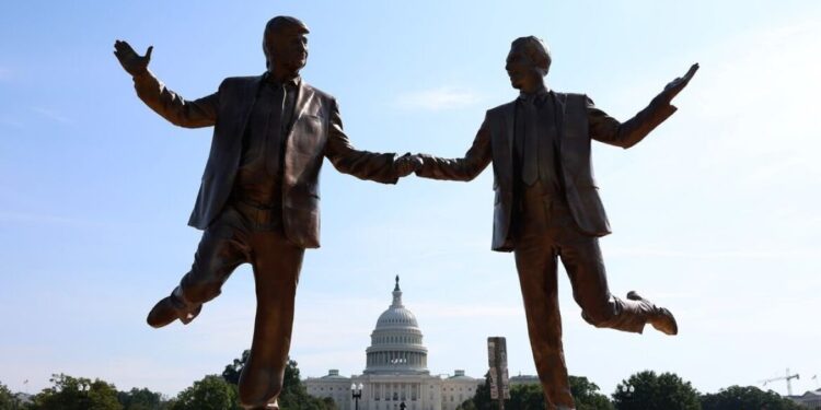 Trump’s hand in hand standbeeld in Washington Park