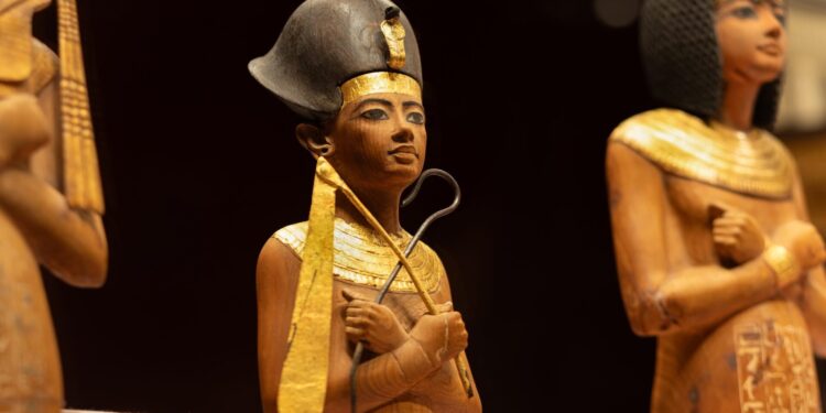 Vier arrestaties voor diefstal van gouden armbanden uit farao-tijdperk