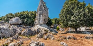 De geologie en mythe van de Menhirs in Griekenland