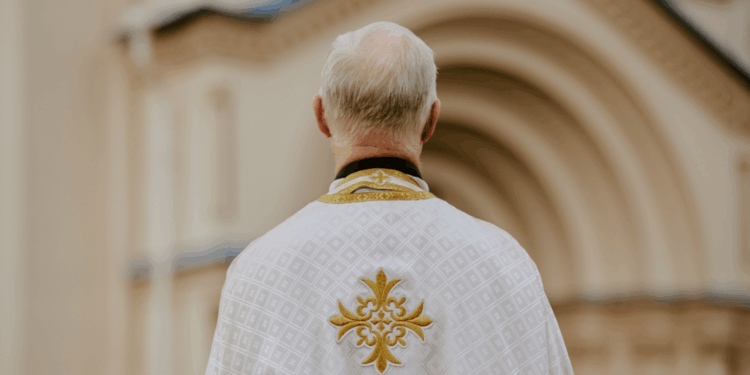 Voormalige priester na 17 jaar gezocht voor seksueel misbruik minderjarigen gearresteerd