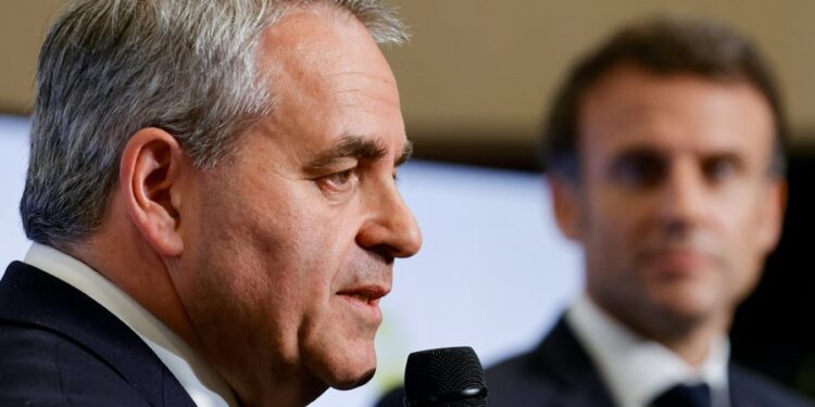 Bertrand beweert dat Macron premier Lekorni heeft gekozen, Lecorni ontkent